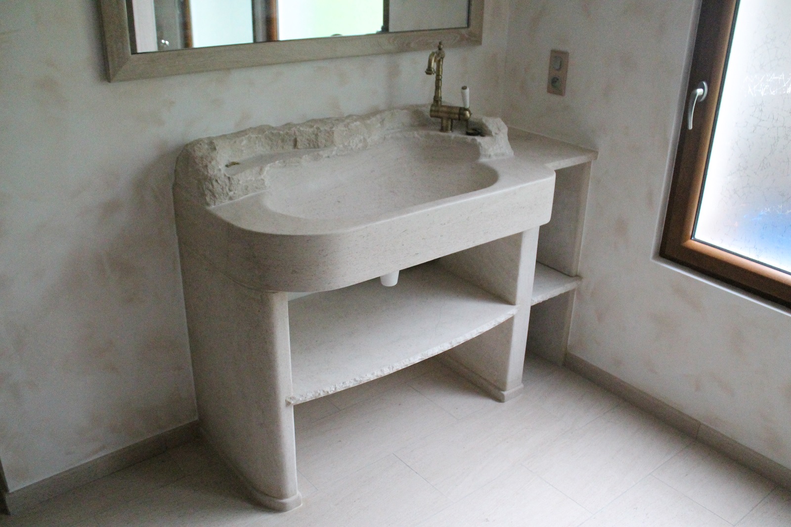 vasque-evier-salle-de-bain-taille-pierre-naturelle-calcaire-marbre-pieds-tablette-sur-mesure